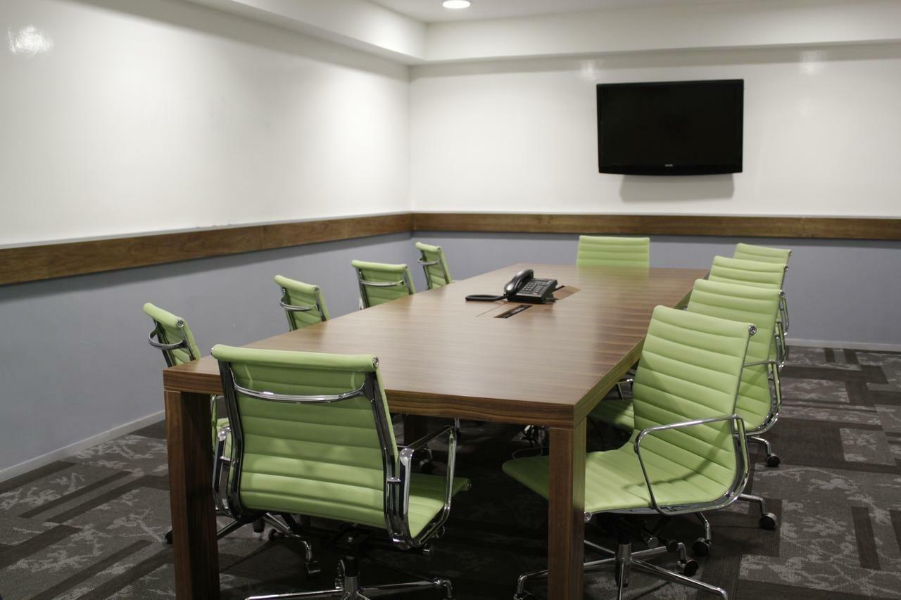 Miranda Casa Inn Premium Hotel Queretaro מראה חיצוני תמונה A meeting room at the University of Westminster