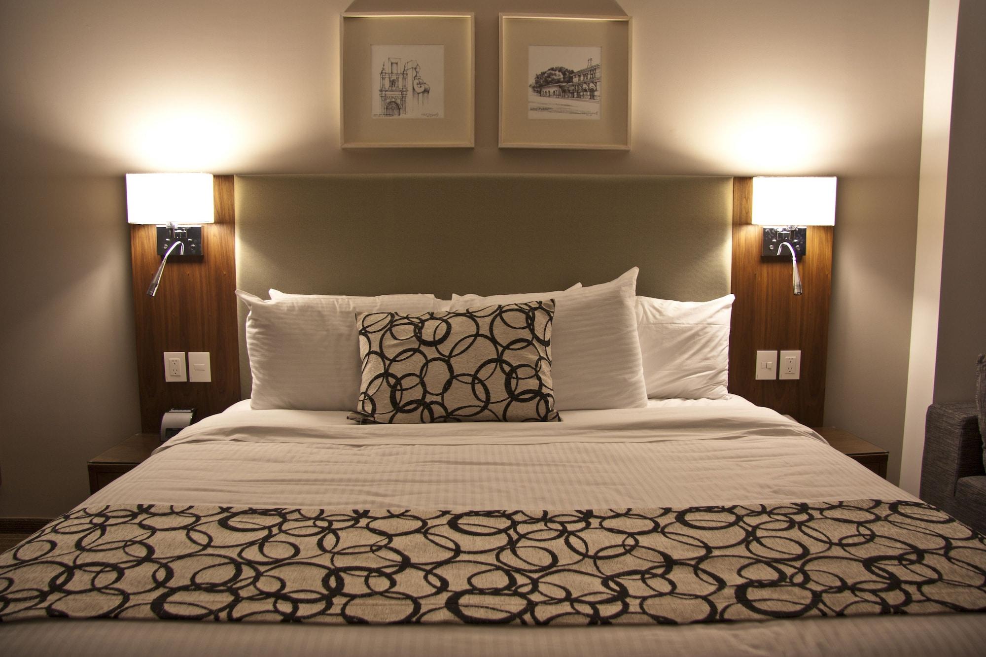 Miranda Casa Inn Premium Hotel Queretaro מראה חיצוני תמונה A bed