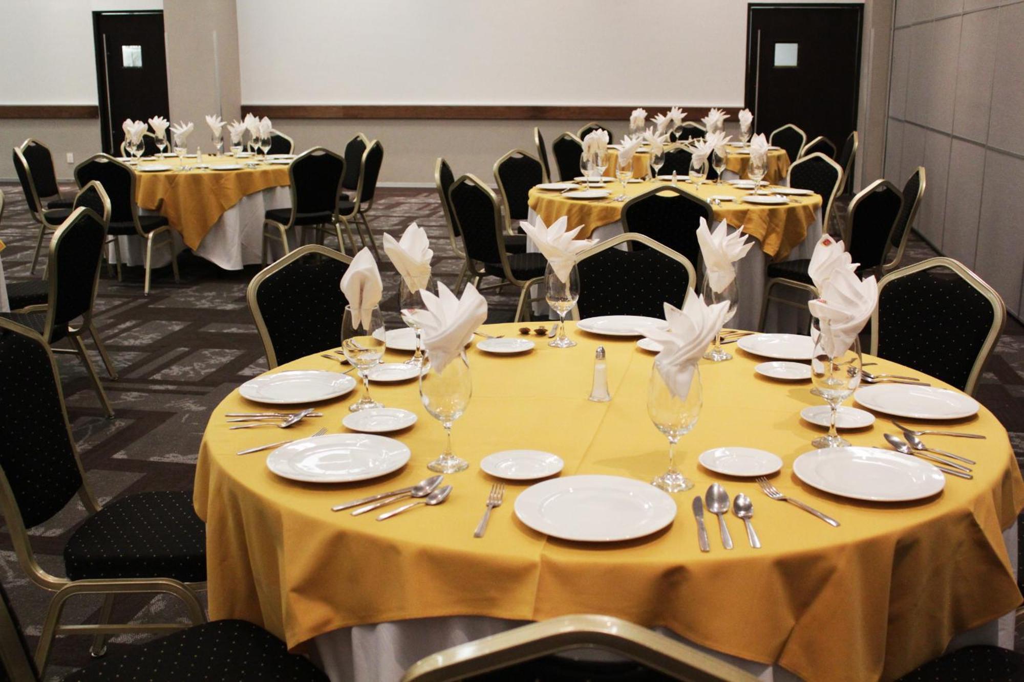 Miranda Casa Inn Premium Hotel Queretaro מראה חיצוני תמונה A table set for a formal dinner