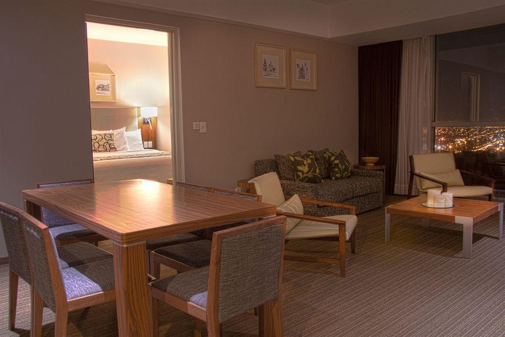 Miranda Casa Inn Premium Hotel Queretaro מראה חיצוני תמונה A suite at the Hilton London Heathrow