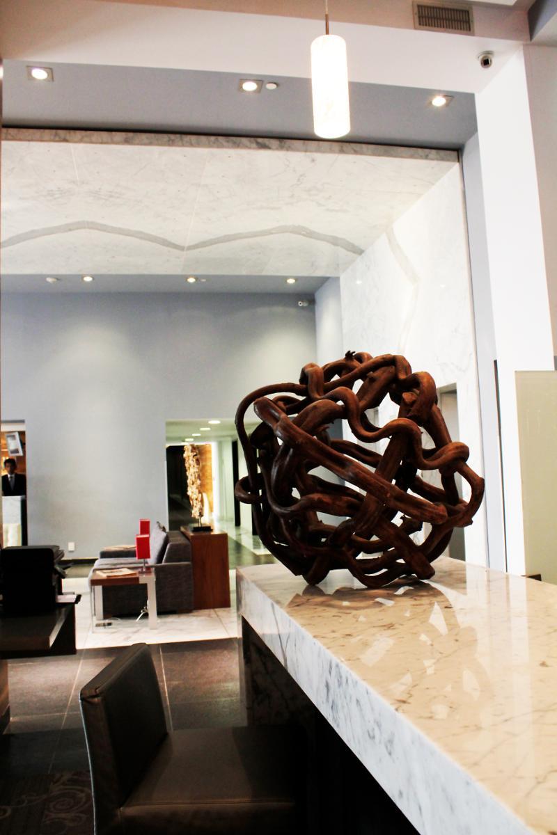 Miranda Casa Inn Premium Hotel Queretaro מראה חיצוני תמונה The sculpture "The World" by the artist at the entrance of the hotel